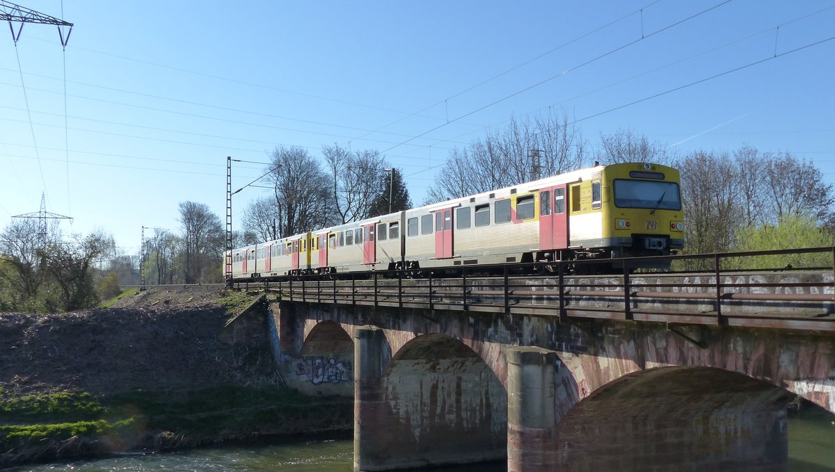 Ein VT2E als RB12 nach Königstein üerquert die Niddabrücke in Nied. Diese bereits 1839 erbaute Brücke ist die älteste Eisenbahn-Steinbogenbrücke Deutschlands. Aufgenommen am 27.3.2017 15:55