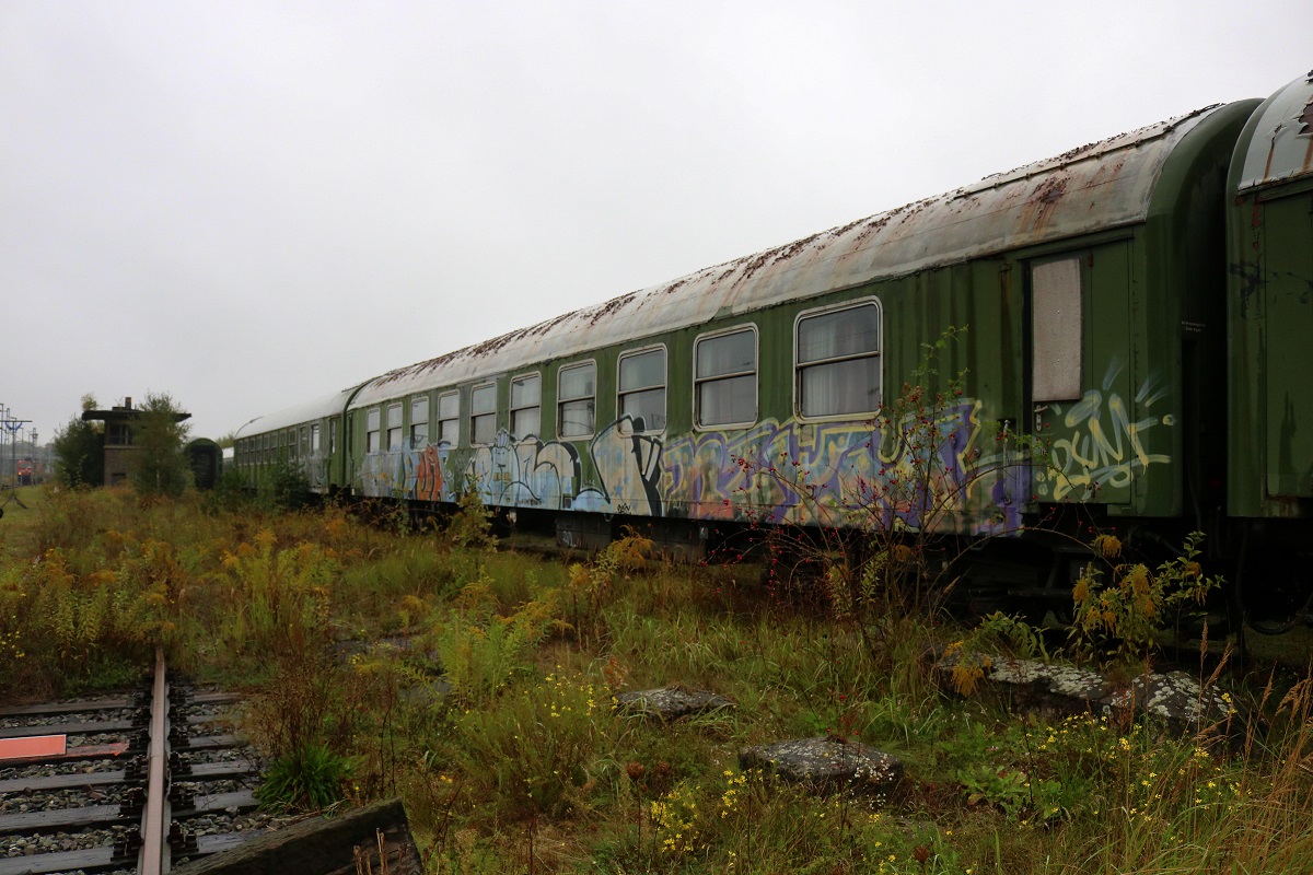 Ein Wagen des ehemaligen Regierungszuges der DDR (Stiftung Kultur auf Schienen | Sammlung Axel Zwingenberger) steht im ehemaligen Bw Lutherstadt Wittenberg während der jährlichen Bahnaktionstage. [24.9.2017 | 11:56 Uhr]