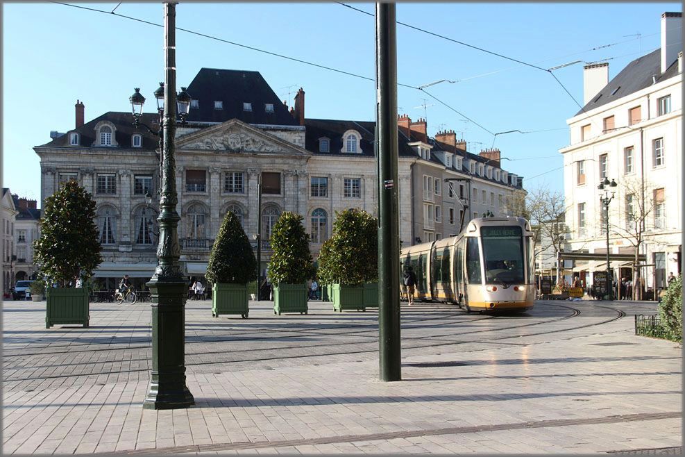 Ein Wagen der Linie 1 auf dem Place du Martroi. 3.4.17. 