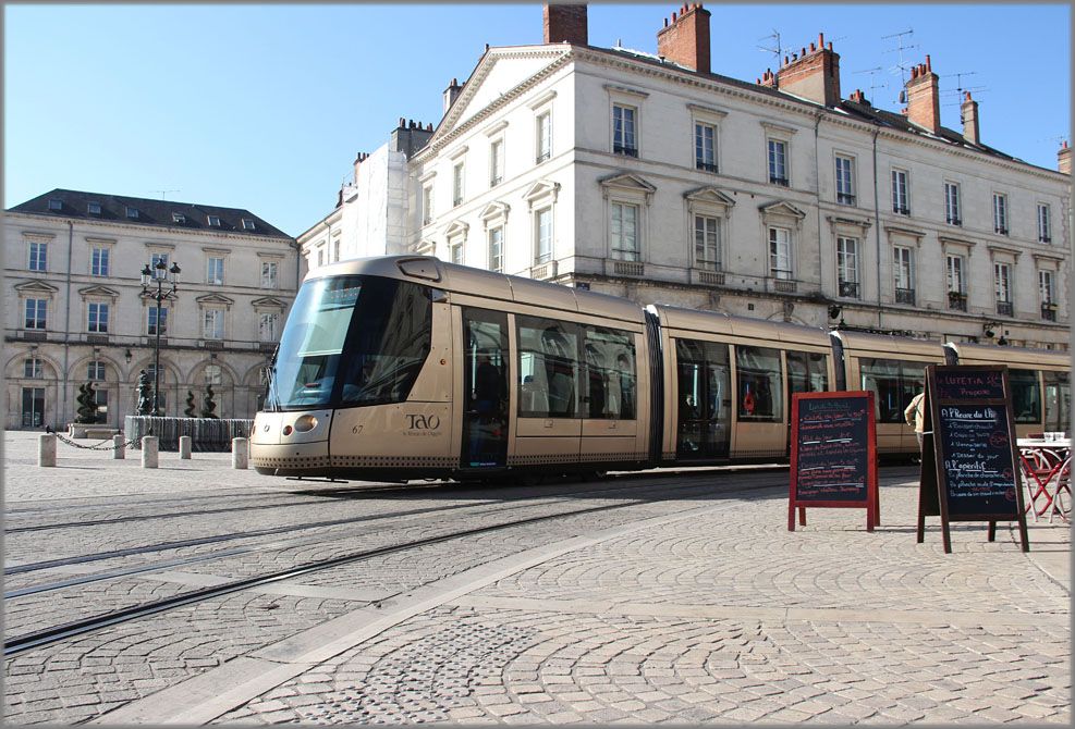 Ein Wagen der Linie 2 am Place Sainte-Croix - zu beachten ist dieser oberleitungsfreie Abschnitt der Tram. 3.4. 17