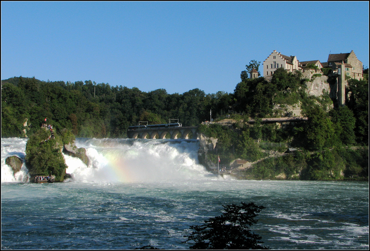 Ein Wasserfall, ein Zug, ein Schloss -

Am Rheinfall bei Neuhausen.

01.09.2010 (J)