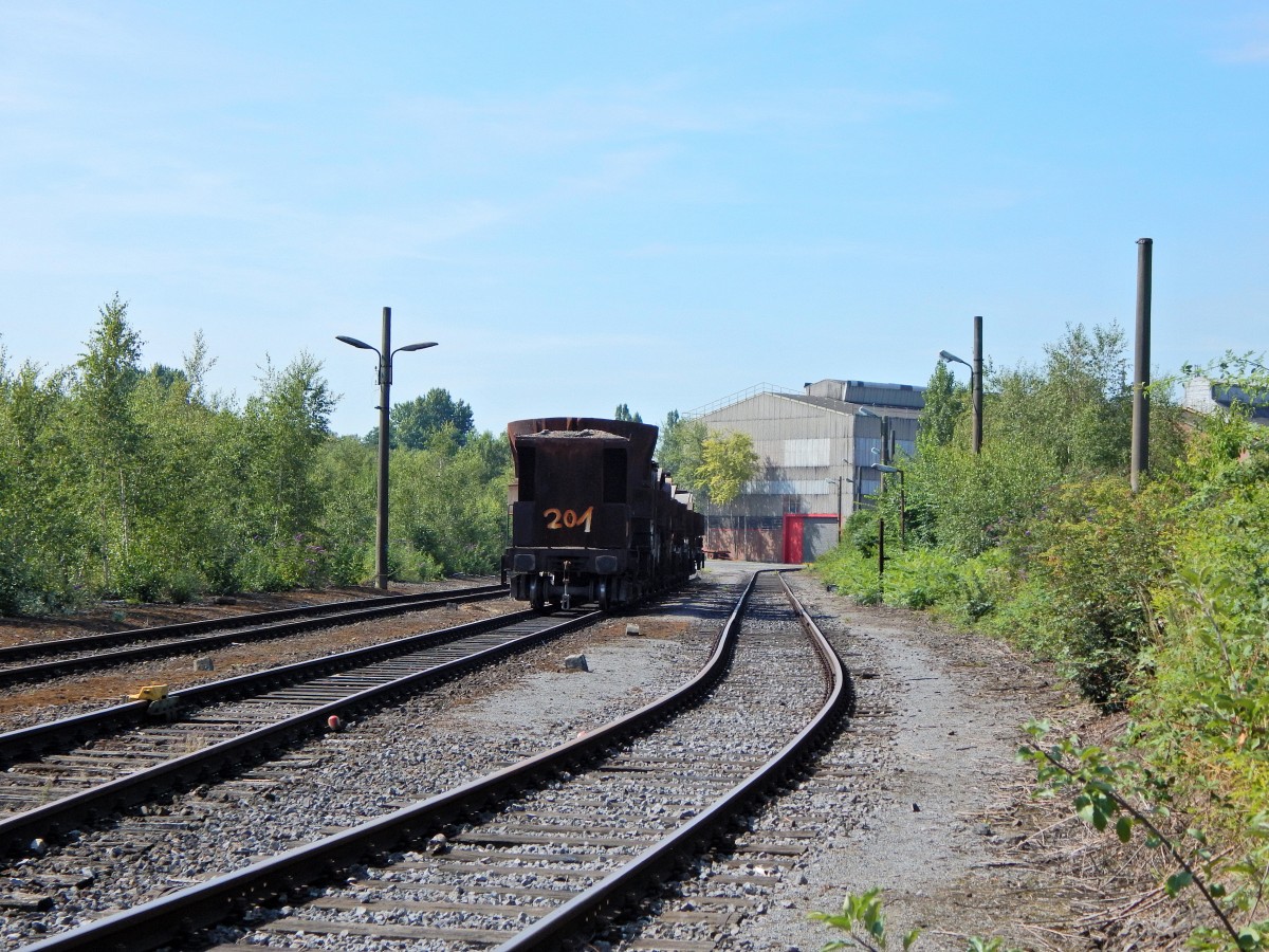 Ein weiterer Blick auf die Gleise mit ein paar Güterwagen. Standort diesmal neben dem Bahnübergang. 

Duisburg Landschaftspark 02.08.2015