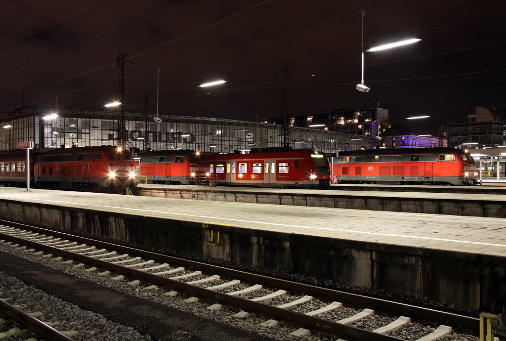 Ein weiteres Foto vom Bundesbahnhof München, 3x 218 mit RB Richtung Buchloe, Füssen und Kempten sowie ein überflüssiger S-Bahn ET 423 am 30.11.2013