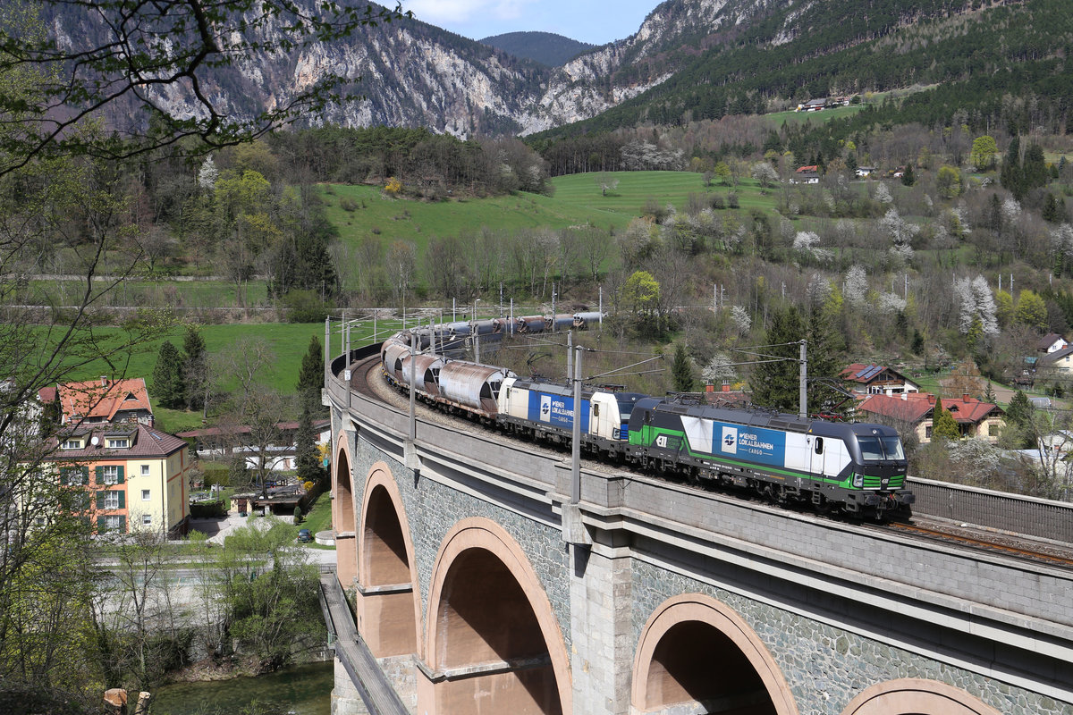 Ein WLB-Vectron Tandem fährt mit einen GAG über den Schwarzatal-Viadukt in Payerbach am 14.4.18