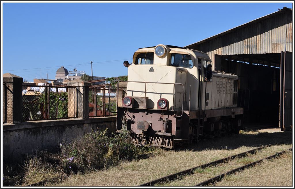 Ein Wunder habe ich dann doch noch erlebt. Die DH 27, eine 1957 von Krupp gebaute Diesellok, habe ich immer nur in der Werkstätte angetroffen. Nach zwei Jahren Stillstand wurde sie an diesem herrlichen Morgen vom Werkstattpersonal zu neuem Leben erweckt. Nachdem sich der Qualm der ersten Zündung verzogen hatte, bahnte sie sich durch das in der Zwischenzeit gewachsene Gestrüpp einen Weg aus dem Schuppen. Asmara (04.12.2014)