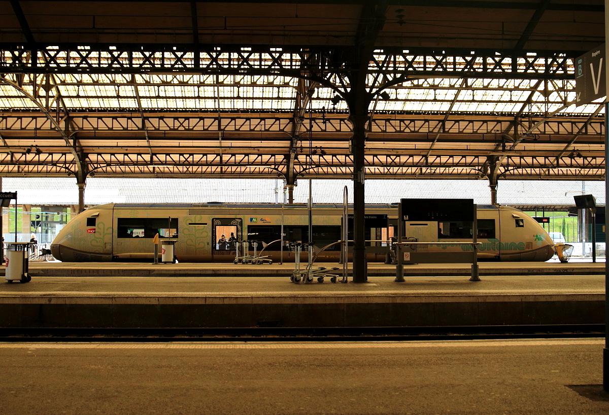 Ein X 73500 am 04.04.2017 in der Bahnhofshalle von Brive-la-Gaillarde. Der Triebwagen ist in den Farben der Region Aquitaine lackiert.