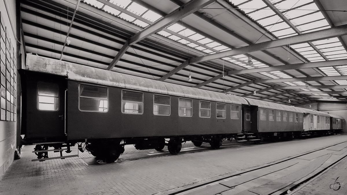 Ein Zug aus 3-achsigen Personenwagen in einer Halle des Bochumer Eisenbahnmuseums. (September 2018)