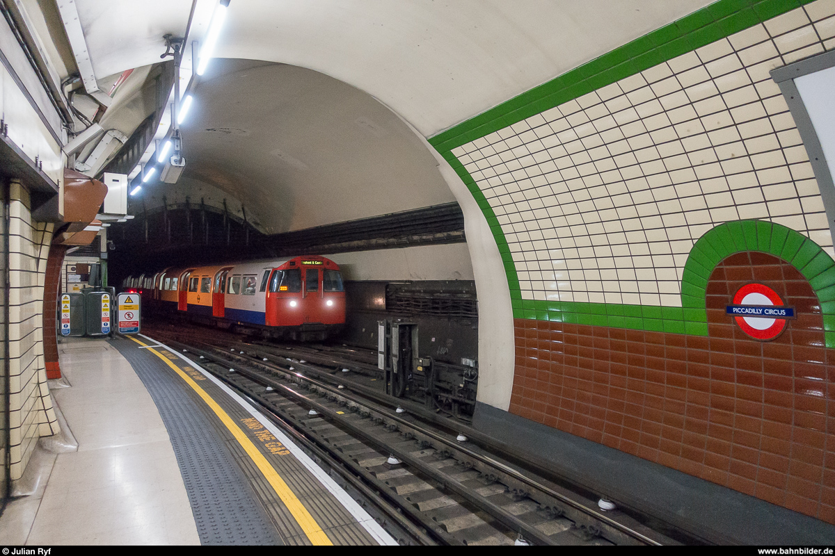 Ein Zug der Bakerloo Line in Richtung Elephant & Castle erreicht am 10. August 2017 die Station Piccadilly Circus.