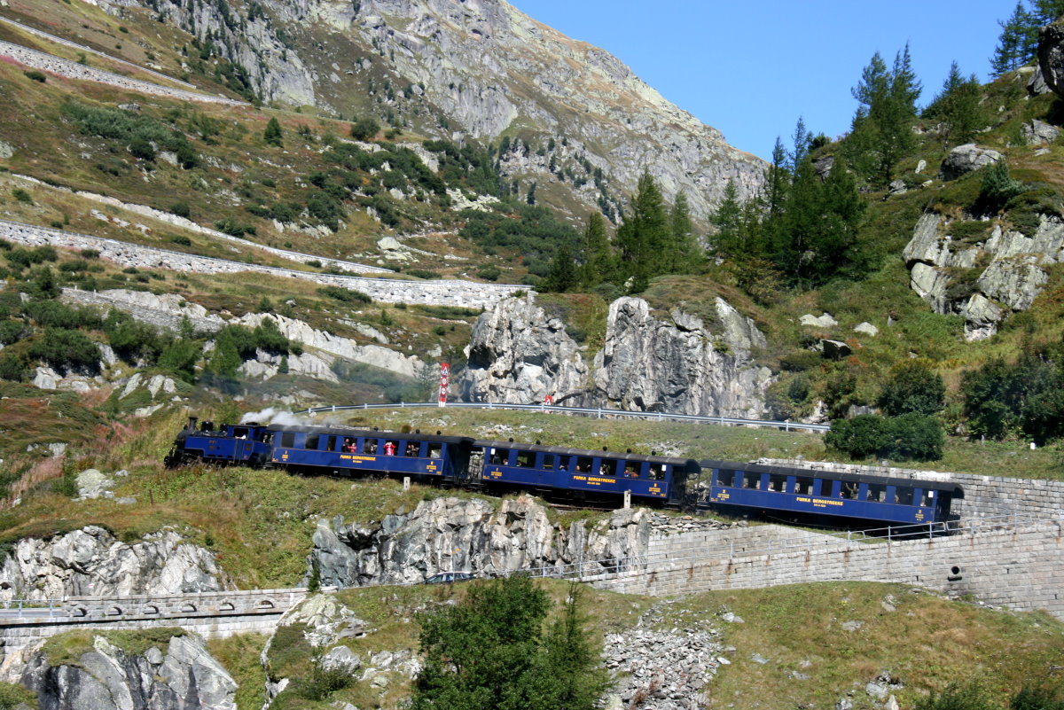 Ein Zug der DFB gezogen von der HG 3/4 N° 1  Furkahorn  auf der Fahrt nach Gletsch kurz hinter dem Kehrtunnel, 20.09.2015