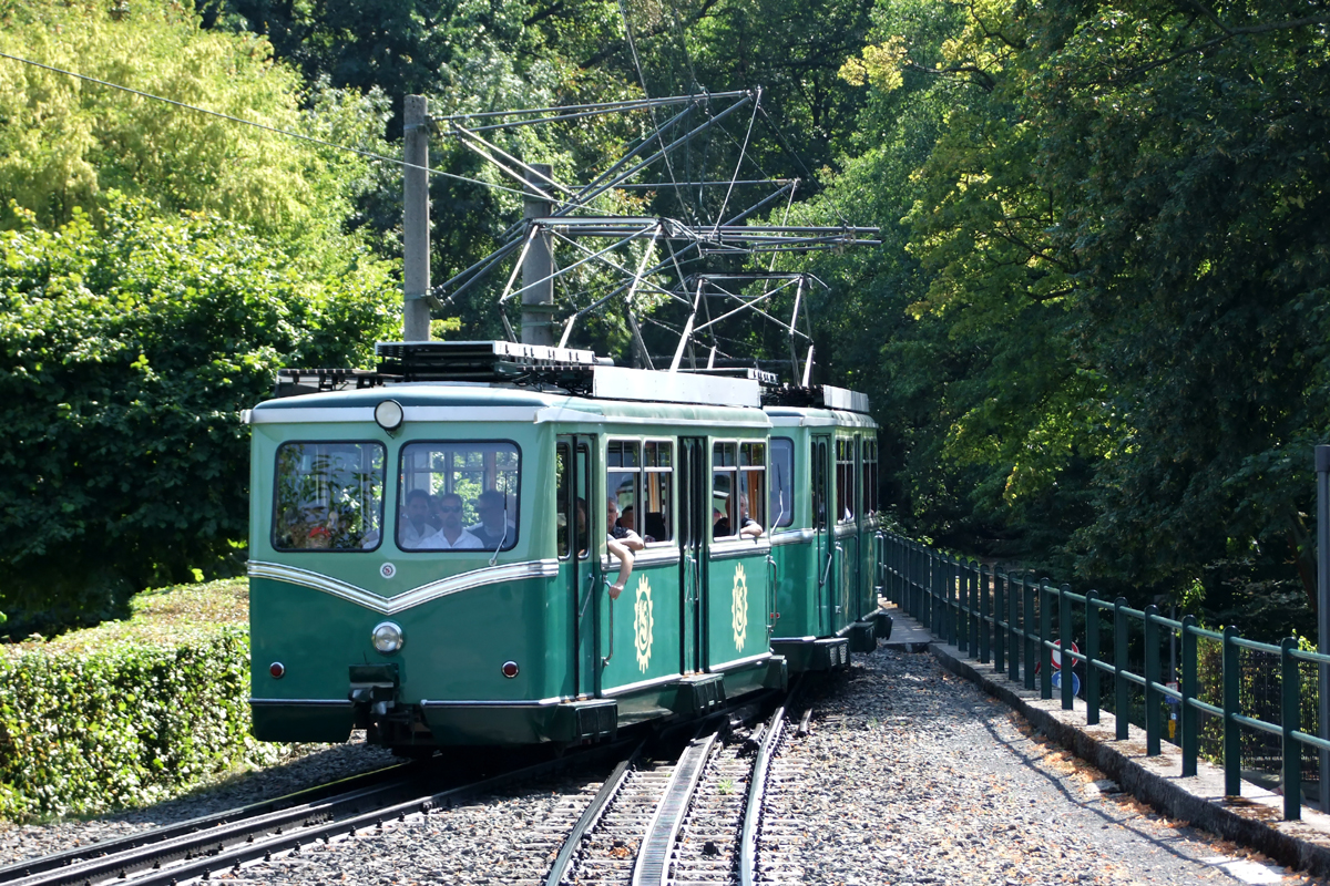 Ein Zug der Drachenfelsbahn bei der Talfahrt kurz vor Ankunft in der Mittelstation Schloss Drachenburg 18.8.2018