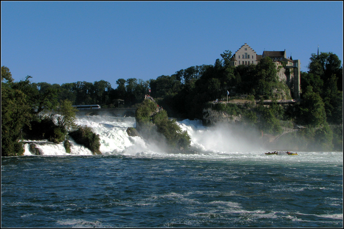 Ein Zug, ein Wasserfall, ein Schloss -

Am Rheinfall bei Neuhausen.

01.09.2010 (J)