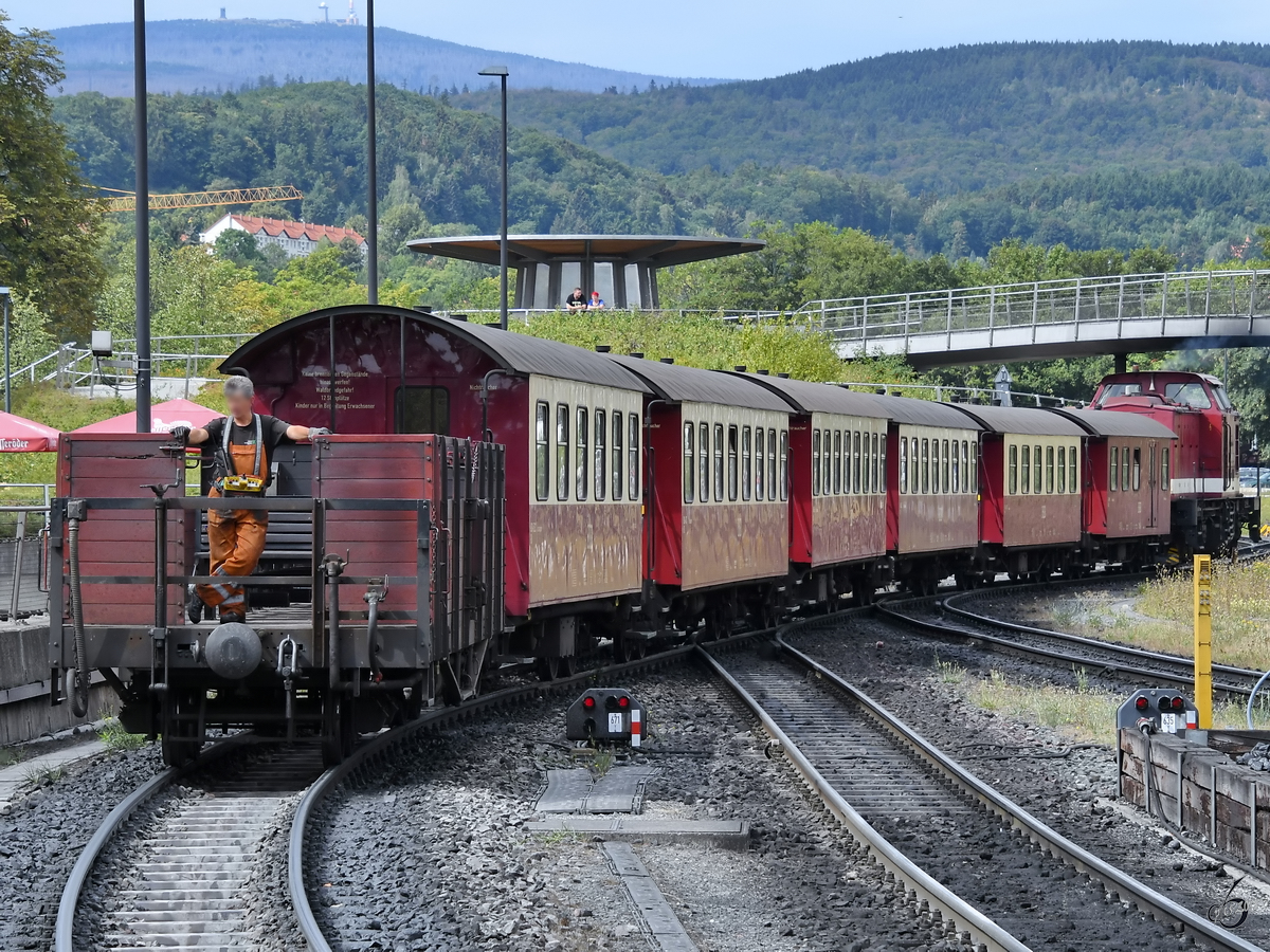 Ein Zug für eine weitere Fahrt auf den Brocken wurde zusammengestellt und wird nun in den Bahnhof Wernigerode gebracht. (August 2018)