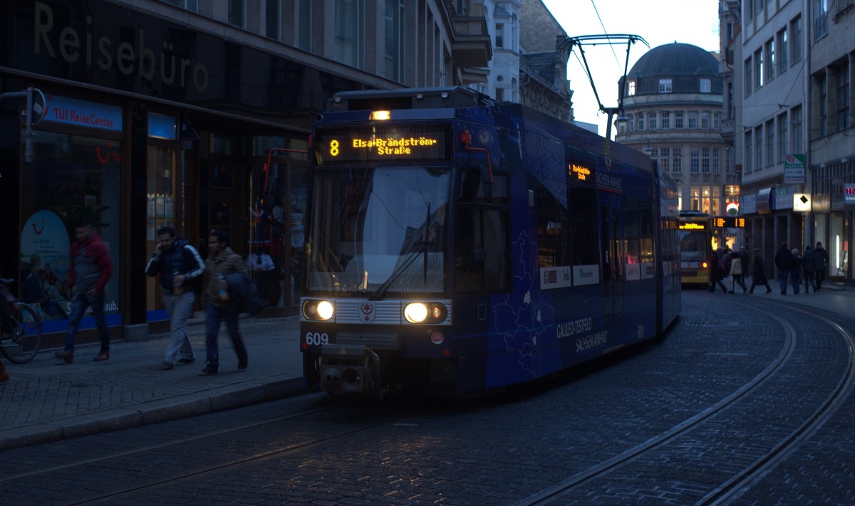Ein Zug der Linie 8 in der Großen Ullrichstraße, Richtung Marktplatz fahrend. 
31.01.2015 16:51 Uhr.