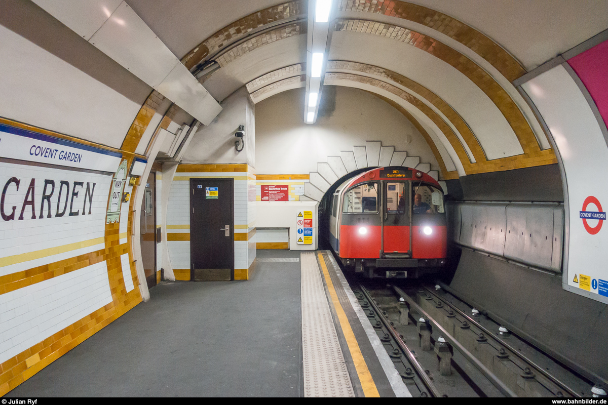 Ein Zug der Piccadilly Line erreicht am 9. August 2017 die Station Covent Garden.