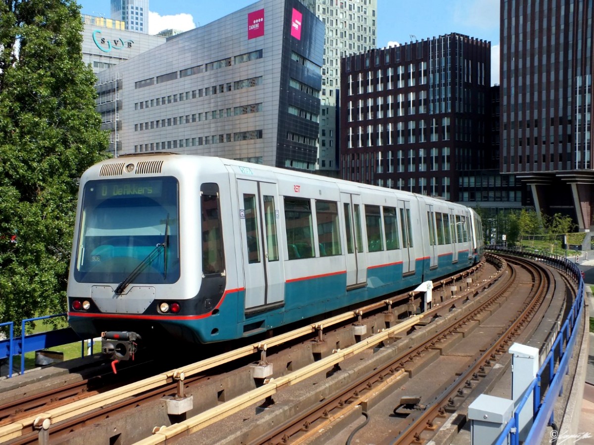 Ein Zug der RET fährt am 25.5.14 in die Station