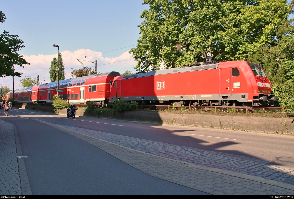 Ein Zusammenspiel aus Licht und Schatten:
146 234-0 von DB Regio Baden-Württemberg als RE 4729 von Karlsruhe Hbf nach Konstanz passiert die Konzilstraße in Konstanz auf der Bahnstrecke Basel Bad Bf–Konstanz (Hochrheinbahn | KBS 720).
[12.7.2018 | 17:19 Uhr]