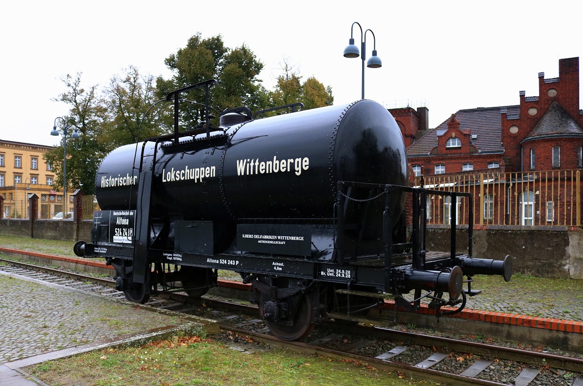 Ein zweiachsiger Kesselwagen der Dampflokfreunde Salzwedel e.V. steht in der Goethestraße am Bahnhof Wittenberge. [7.10.2017 | 14:18 Uhr]
