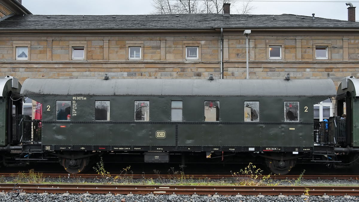 Ein zweiachsiger Personenwagen Typ B2i, 2.Klasse Anfang Dezember 2018 am Hattinger Bahnhof.