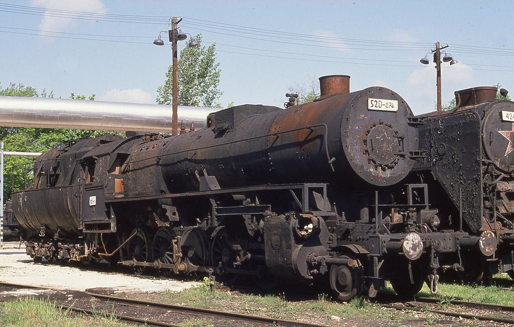 Eindeutig eine deutsche Hinterlassenschaft ist diese am 18.4.1989 im Depot
Budapest Ujpest von mir fotografierte sogenannten Kriegslokomotive.
Sie gehrte einst der deutschen Reichsbahn Gesellschaft. Nach dem zweiten
Weltkrieg ging ihr Leben bei der MAV mit der Nummer 520074 weiter. Zum Zeitpunkt der Aufnahme war sie bereits fr mgliche Museum Zwecke zurck gestellt worden.