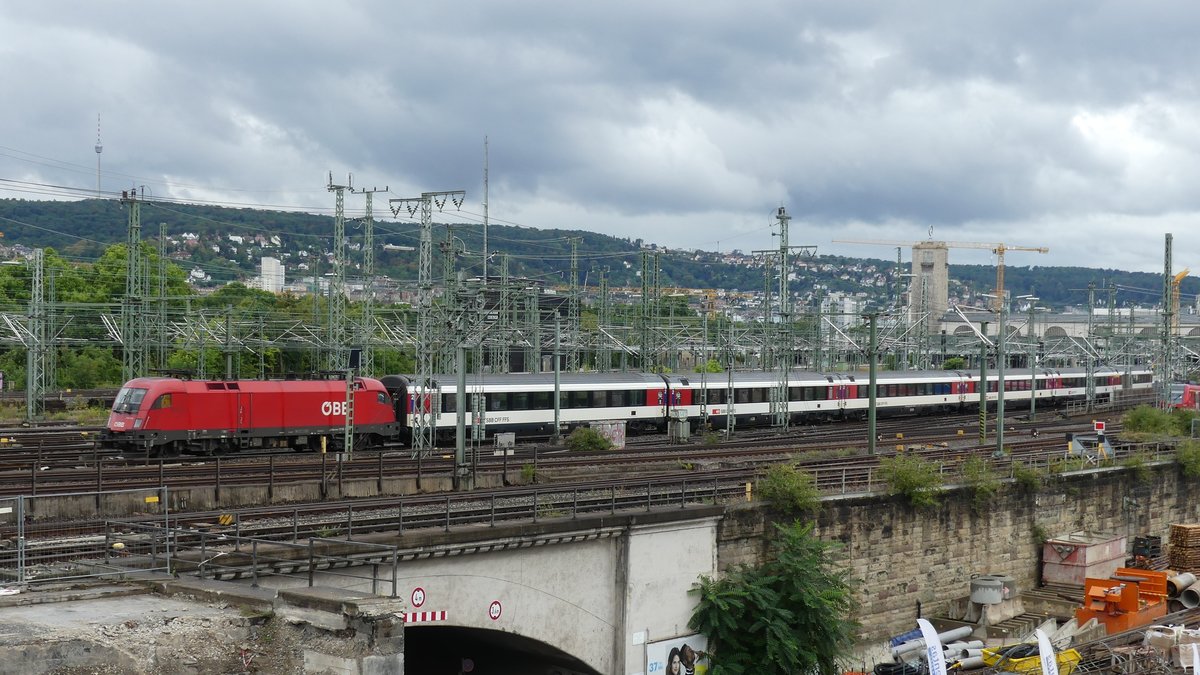 Eine 1016 verlässt mit dem IC nach Zürich den Stuttgarter Hbf. Aufgenommen am 25.8.2018 14:32
