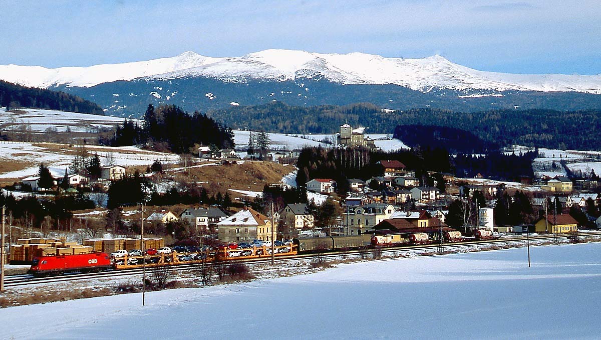 Eine 1116 durchfährt mit einem kurzen Güterzug im Februar 2005 Neumarkt in der Steiermark