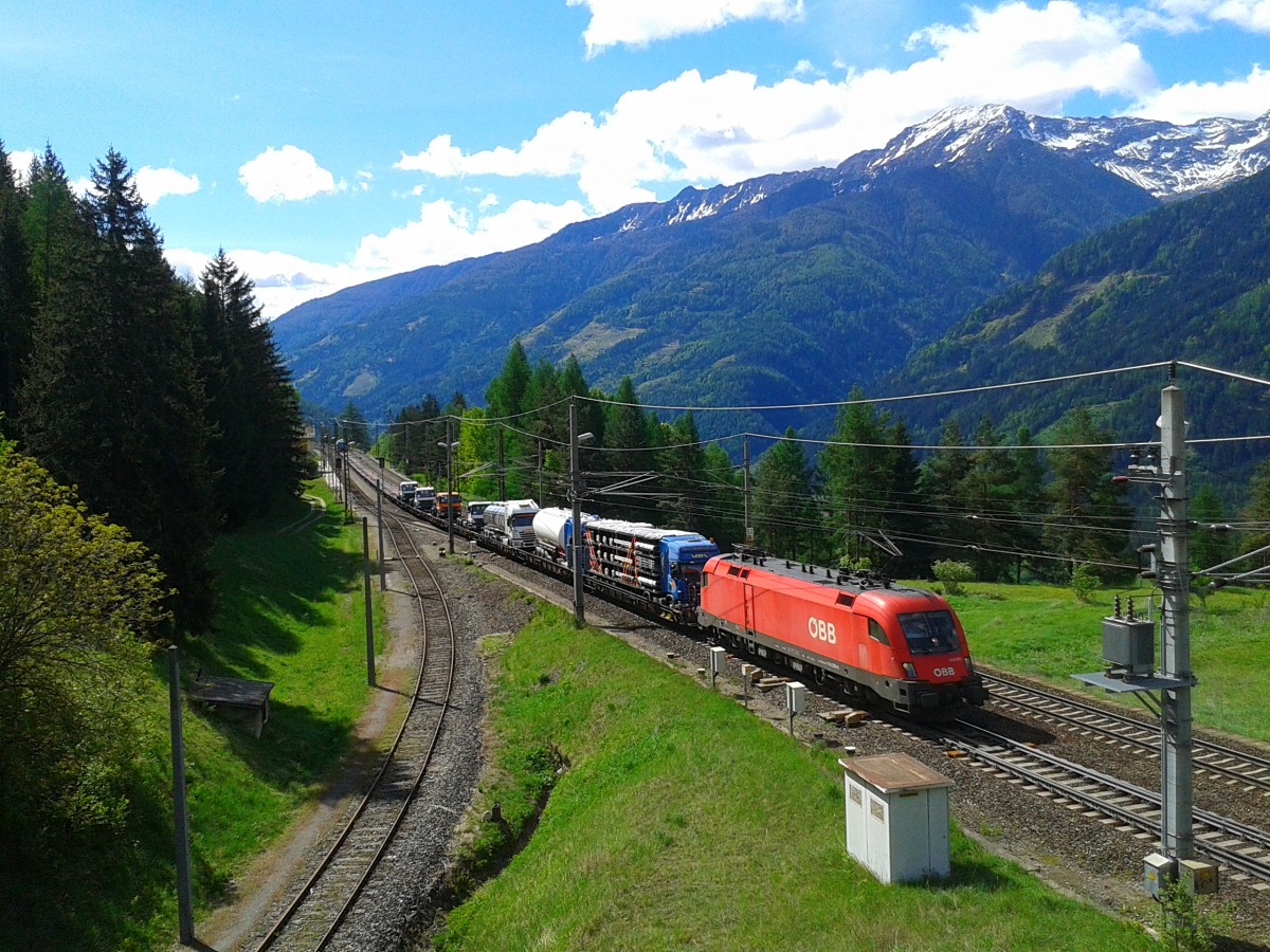 Eine 1116 mit einem Güterzug in Richtung Mallnitz-Obervellach bei der Durchfahrt durch den Bahnhof Penk. (10.5.2015)