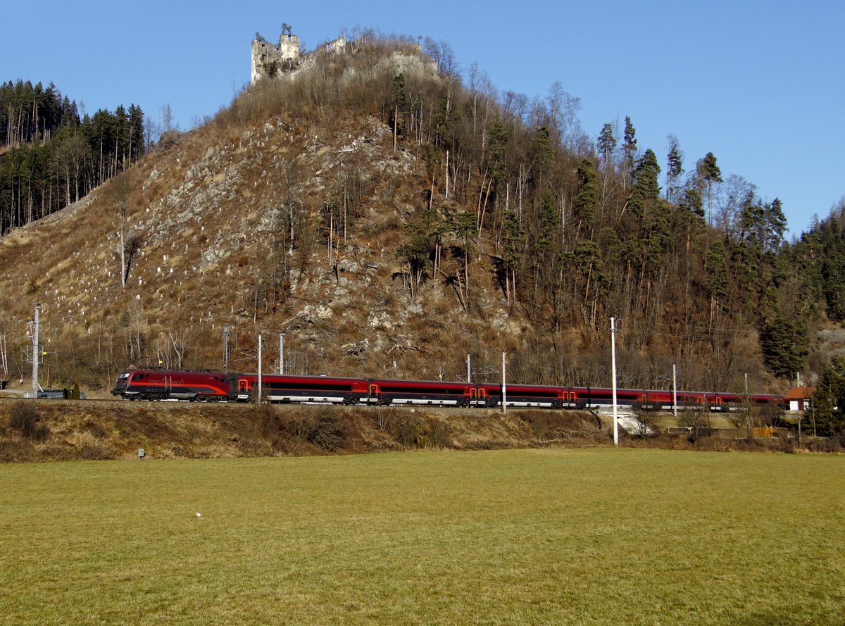 Eine 1116 mit einem RJ am 17.12.2016 unterwegs bei Kaisersberg.