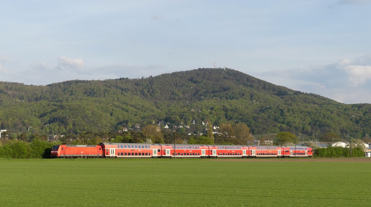 Eine 146 zieht ihre Dostos als RE60 nach Frankfurt. Aufgenommen zwischen Hähnlein-Alsbach und Bickenbach am 16.4.2018 18:58