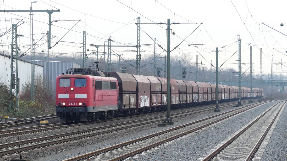 Eine 151 fährt mit einem Güterzug gen Norden am S-Bahn Halt Düsseldorf Eller vorbei. Aufgenommen am 11.1.2018 12:52