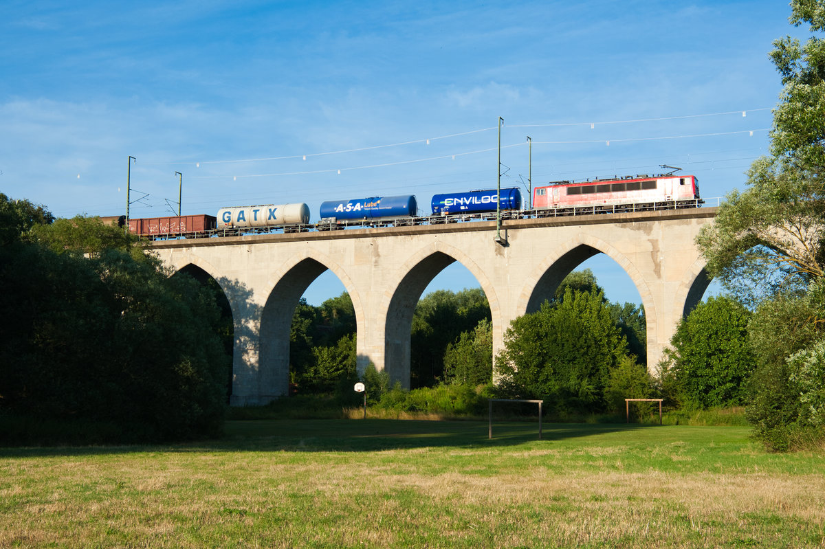 Eine 155mit dem EZ 51619 von Zwickau nach Nürnberg Rbf bei der Überquerung des Unterkotzauer Viadukts, 18.07.2018