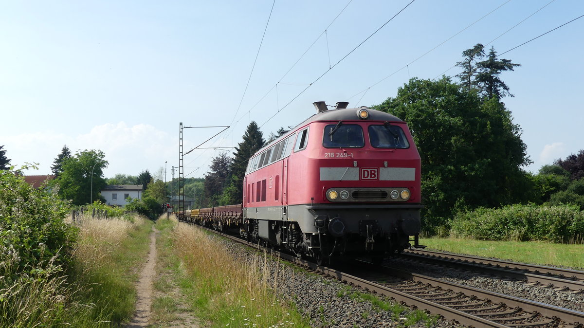 Eine 218 zieht einen Güterzug in Richtung Hanau über die nordmainische Strecke bei Hanau Wilhelsmbad. Aufgenommen am 6.6.2018 16:34