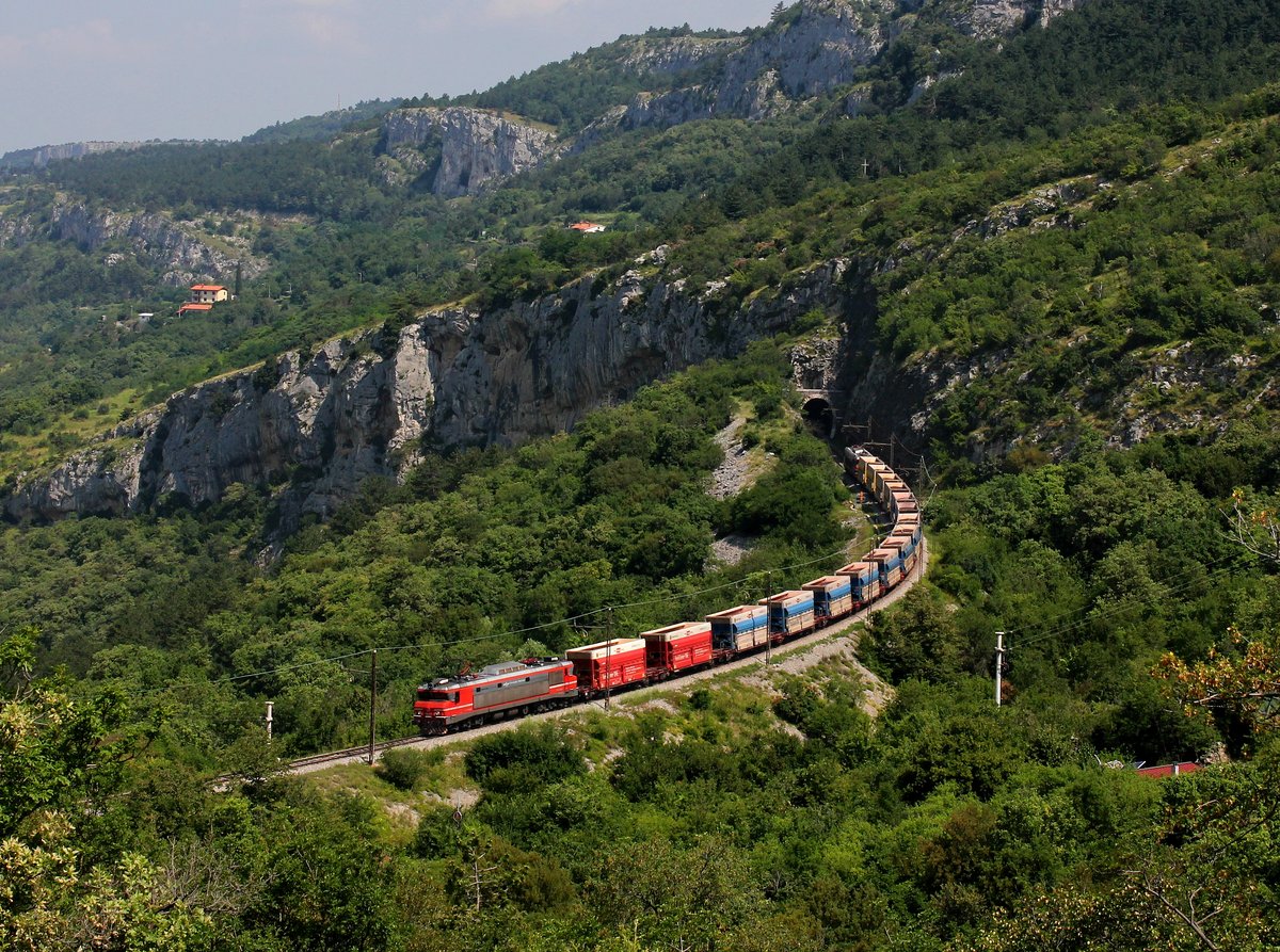 Eine 363 mit einem Erzzug am 25.06.2016 unterwegs bei Zanigrad.