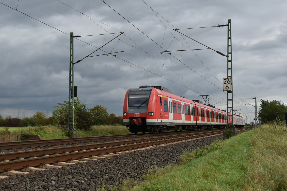 Eine vom 423 749-1 geführter S11 Zug nach Düsseldorf Flughafen Therminal nähert sich dem S-Bahn Haltepunkt Allerheiligen am Dienstag den 3.10.2017