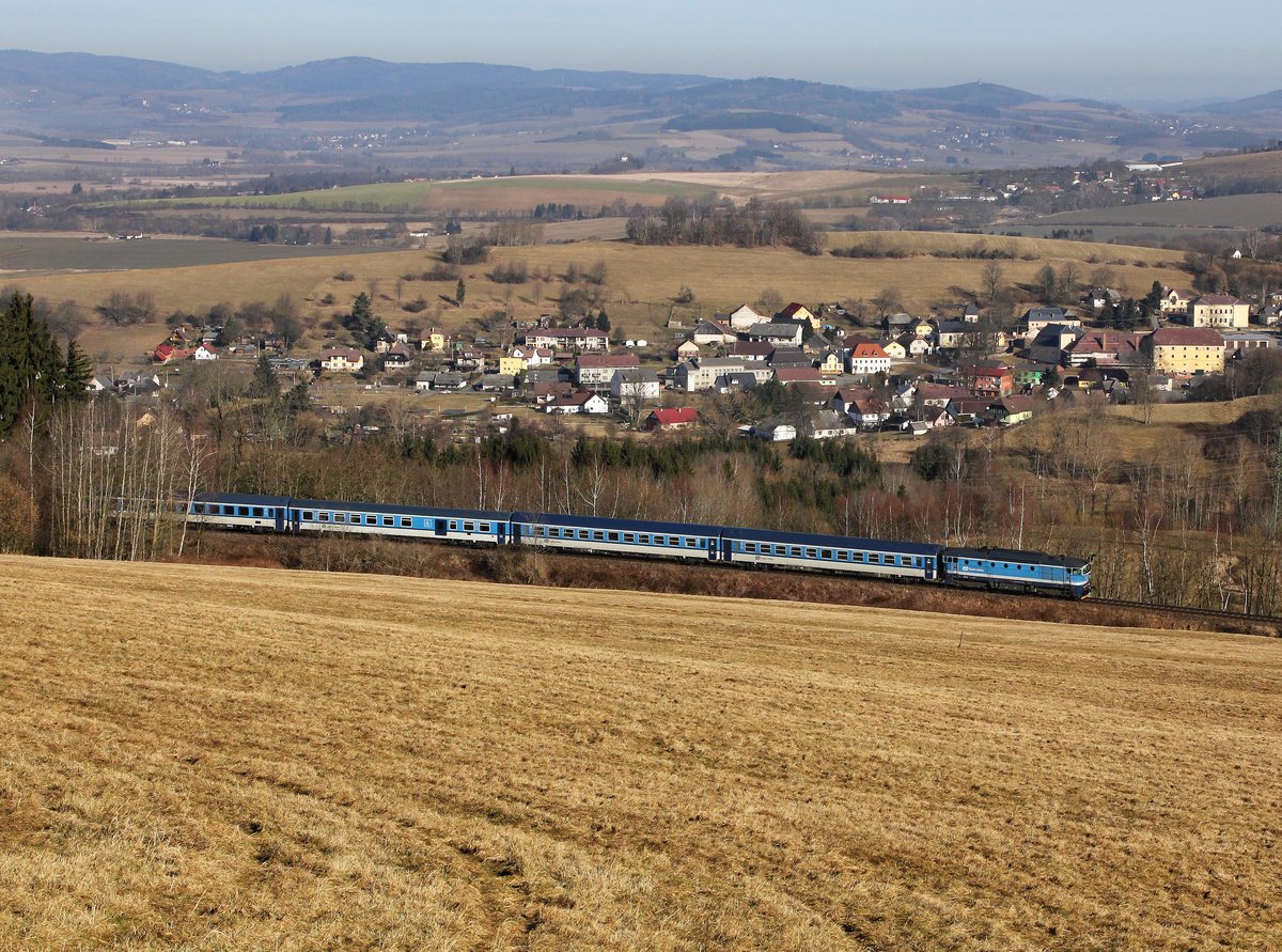 Eine 754  mit einem Rx nach Prag am 08.03.2015 unterwegs bei Dešenice.