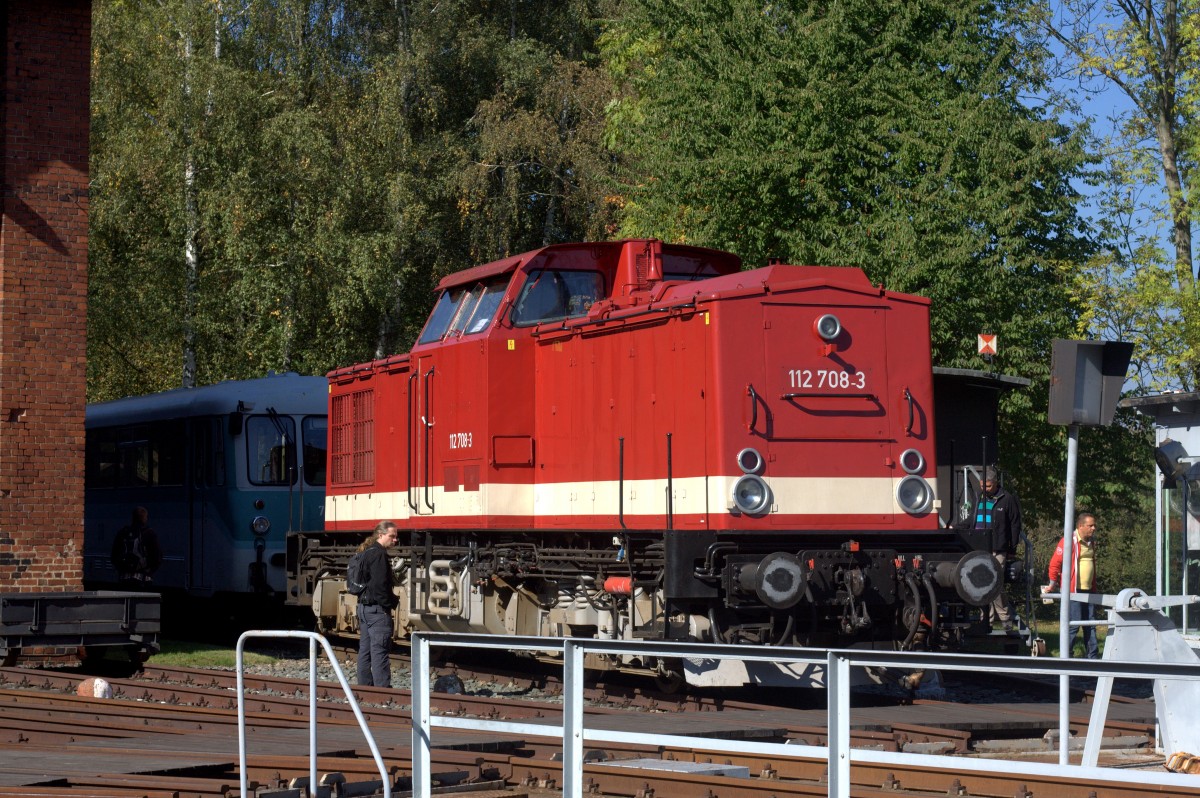 Eine abgestellte 112 708-3 in optisch gutem Zustand, abgestellt im Eisenbahnmuseum Schwarzenberg, 04.10.2014, 12:41 Uhr