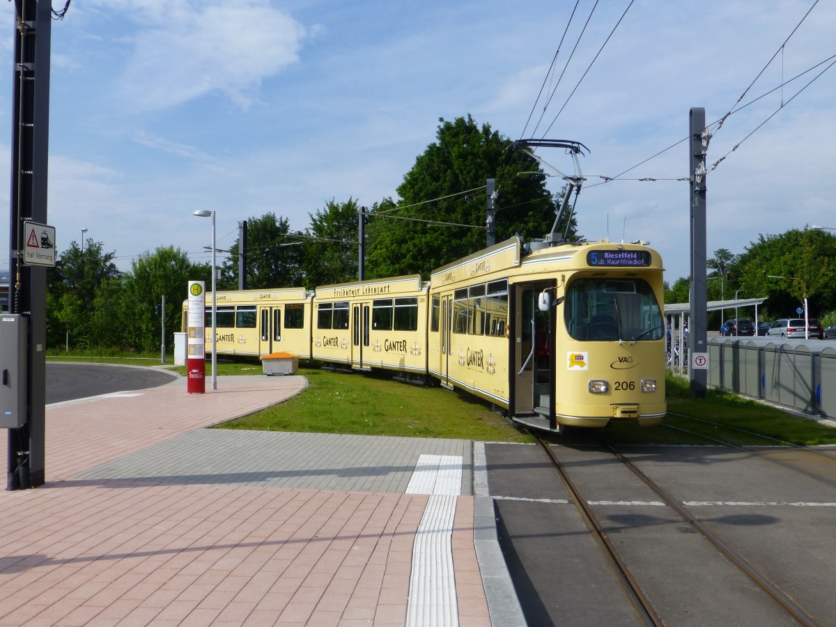 Eine der ältesten Freiburger Bahnen im Liniendienst wartete am 03.06.14 vor der Haltestelle Gundelfinger Straße auf die Rückfahrt nach Rieselfeld.