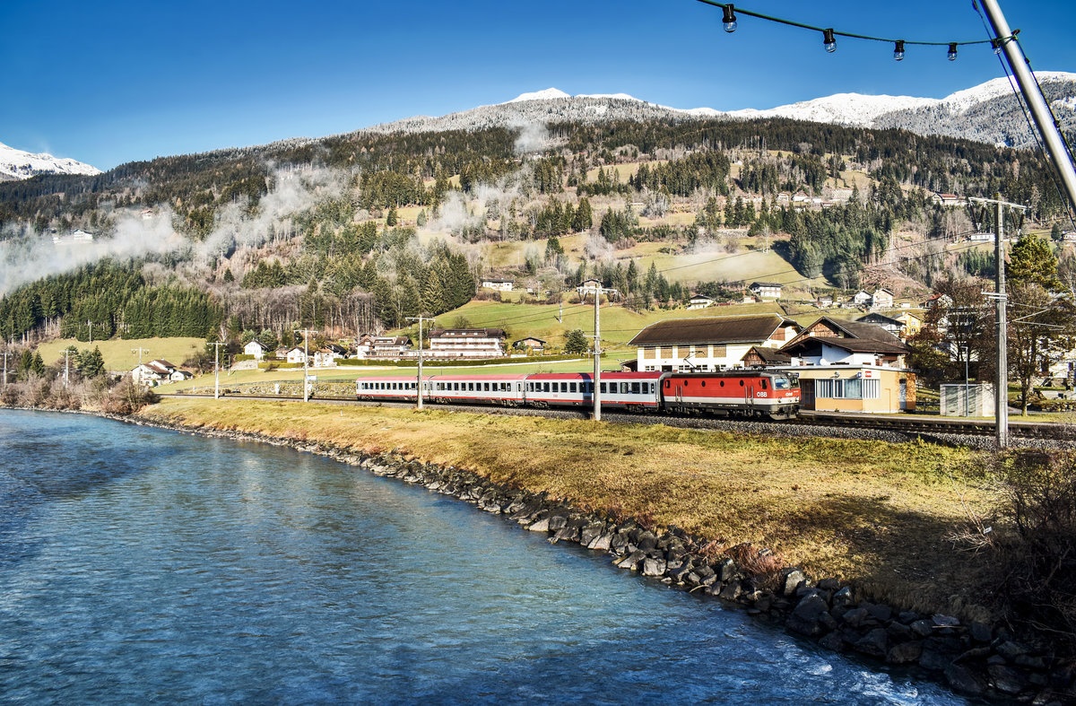 Eine Ära geht zu Ende...

1144 027-0 durchfährt am 8.12.2018, nach sieben Jahren, das letzte mal mit dem D 736 (Lienz - Villach Hbf), die Haltestelle Berg im Drautal.

Seit Sonntag sind nun die D-Züge 734, 735 und 736 von Villach nach Lienz bzw. retour Geschichte, anstelle dieser fährt nun das railjet-Zugpaar 534/539 bzw das D-Zugpaar 732/739 durchgehend von Wien nach Lienz.