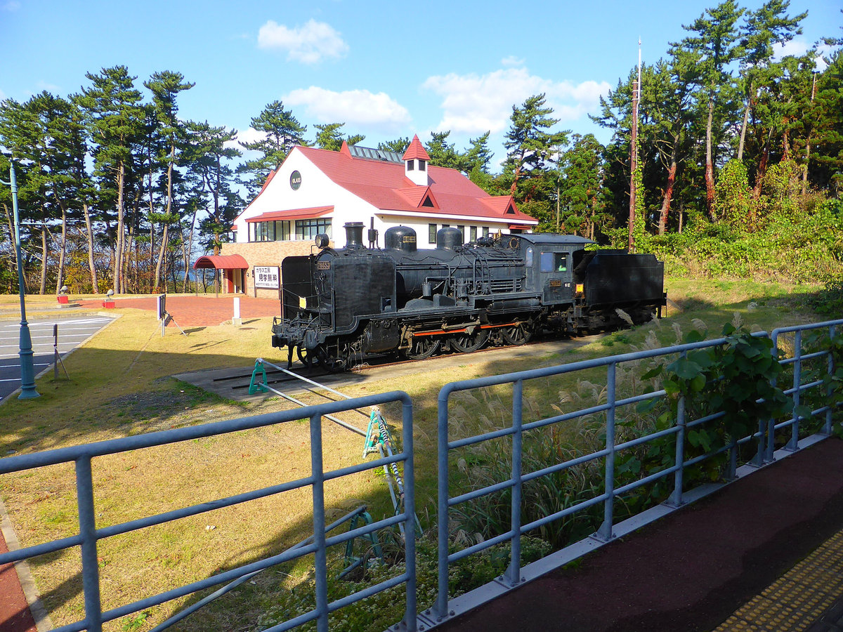 Eine aktive und eine inaktive japanische 8620: Die schön erhaltene aber leider inaktive Lok 7-8653 steht bei Fukaura im äussersten Nordwesten der japanischen Hauptinsel. Sie wurde 1924 erbaut und 1970 ausgemustert. 1.November 2013 