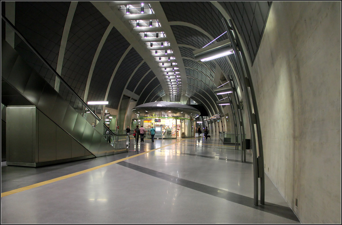 Eine Bahnsteighalle für den Sankt Nimmerleinstag -

Für eine mögliche zukünftige unterirdische Ost-West-Stadtbahn in der Kölner Innenstadt wurde mit dem Bau der Nord-Süd-Stadtbahn am Heumarkt gleich die Bahnsteighalle mitgebaut und als Fußgängerebene ausgebaut. 

Architektur: COERSMEIER TEBROKE, Köln

02.10.2014 (M)