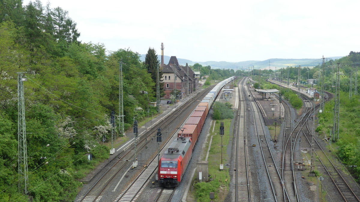 Eine Baureihe 152 zieht einen Güterzug in Richtung Bebra durch den Bahnhof Eichenberg. Aufgenommen am 11.5.2018 13:12