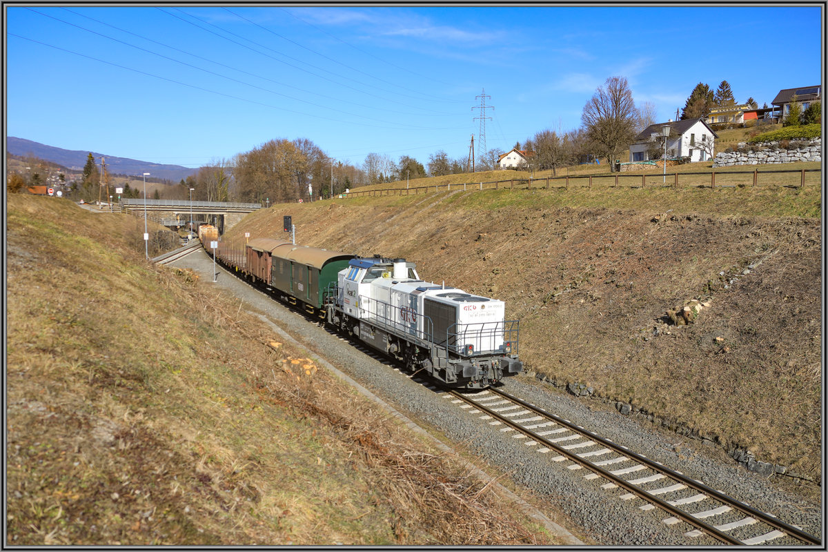Eine beachtliche länge hatte der Güterzug nach Wies Eibiswald an diesem sonnigen 15.02.2019. 
Hier im Einschnitt bei Kresbach zieht ihn DH 1700.2 aber ohne mühe dahin