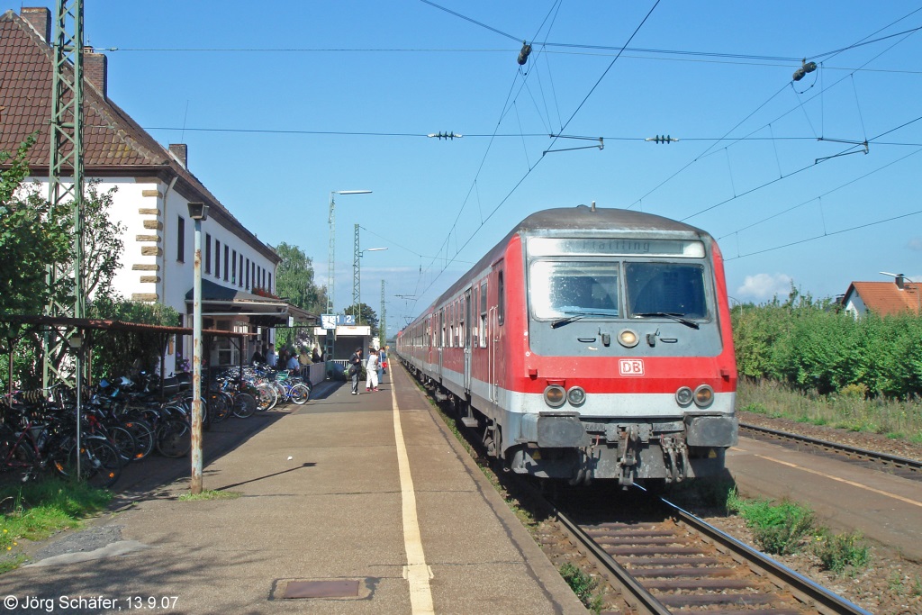 Eine bis 2010 typische Wendezuggarnitur hielt am 13.9.07 als RB von Lichtenfels nach Nürnberg in Hirschaid auf Gleis 1. Neben dem schmalen und flachen Bahnsteig machten sich noch viele Büsche breit.