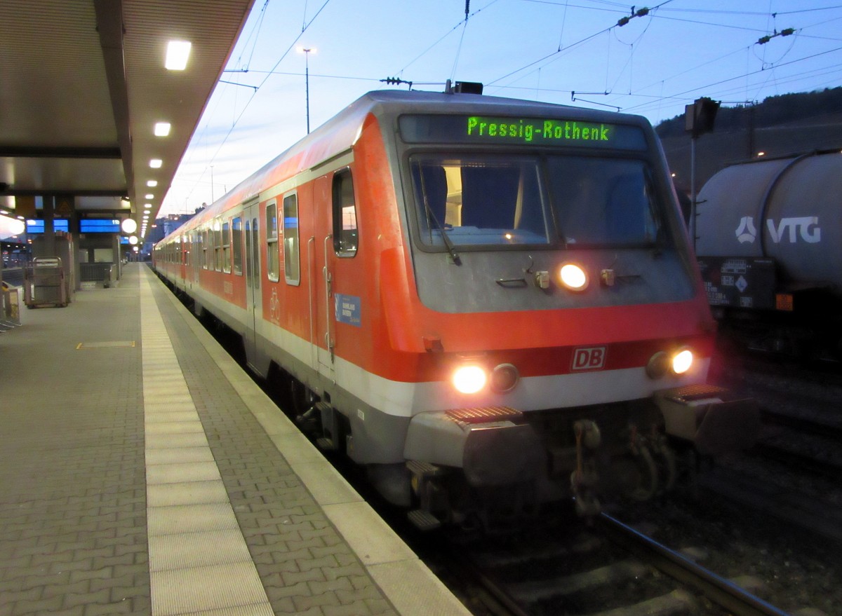 Eine Bn-Garnitur steht am 08. Dezember 2014 mit führendem Wittenberger Steuerwagen als RB nach Pressig-Rothenkirchen im Würzburger Hbf.