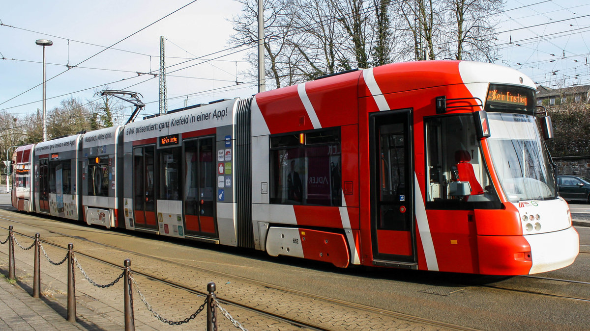 Eine Bombardier Flexity Outlook Classic von der SWK ( Stadtwerke Krefeld ) am Krefelder Hauptbahnhof mit Werbung (SWK-App). | März 2018