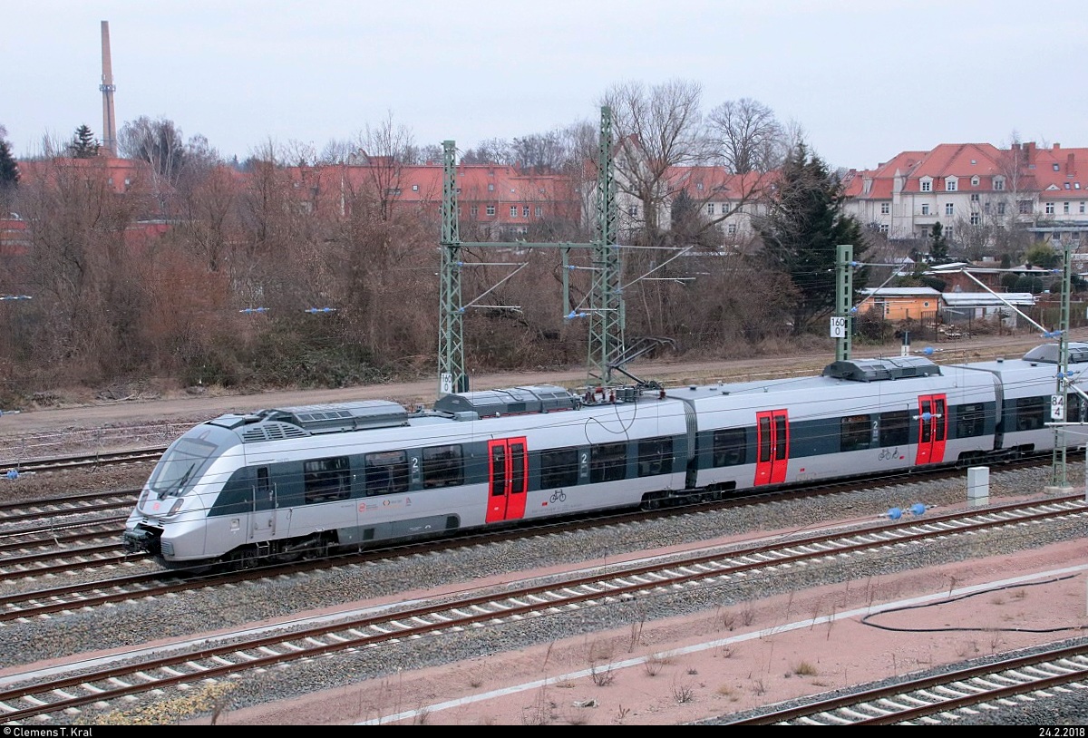 Eine BR 1442 (Bombardier Talent 2) der S-Bahn Mitteldeutschland (MDSB II | DB Regio Südost) als S 37821 (S8) von Dessau Hbf nach Halle(Saale)Hbf passiert die Zugbildungsanlage Halle (Saale) in südlicher Richtung. Aufgenommen von der Berliner Brücke. [24.2.2018 | 9:07 Uhr]
