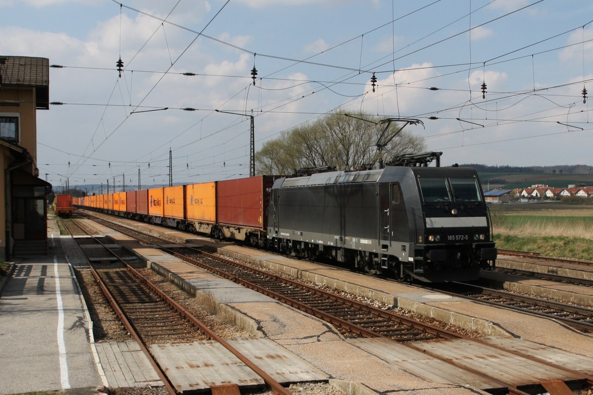Eine BR 185 von MRCE ist am 26.3.2014 durch Kirchstetten unterwegs. Genau gesagt ist es die 185 572-5 mit einem Containerzug nach Wien.