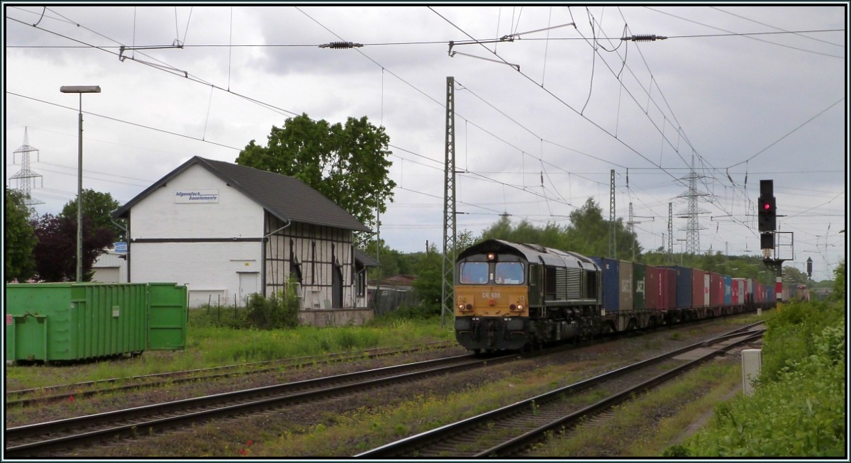 Eine Class 66 mit einen langen Containerzug am Haken kam mir am 25.Mai 2014 in Lintorf - Ratingen vor das Objektiv gefahren.