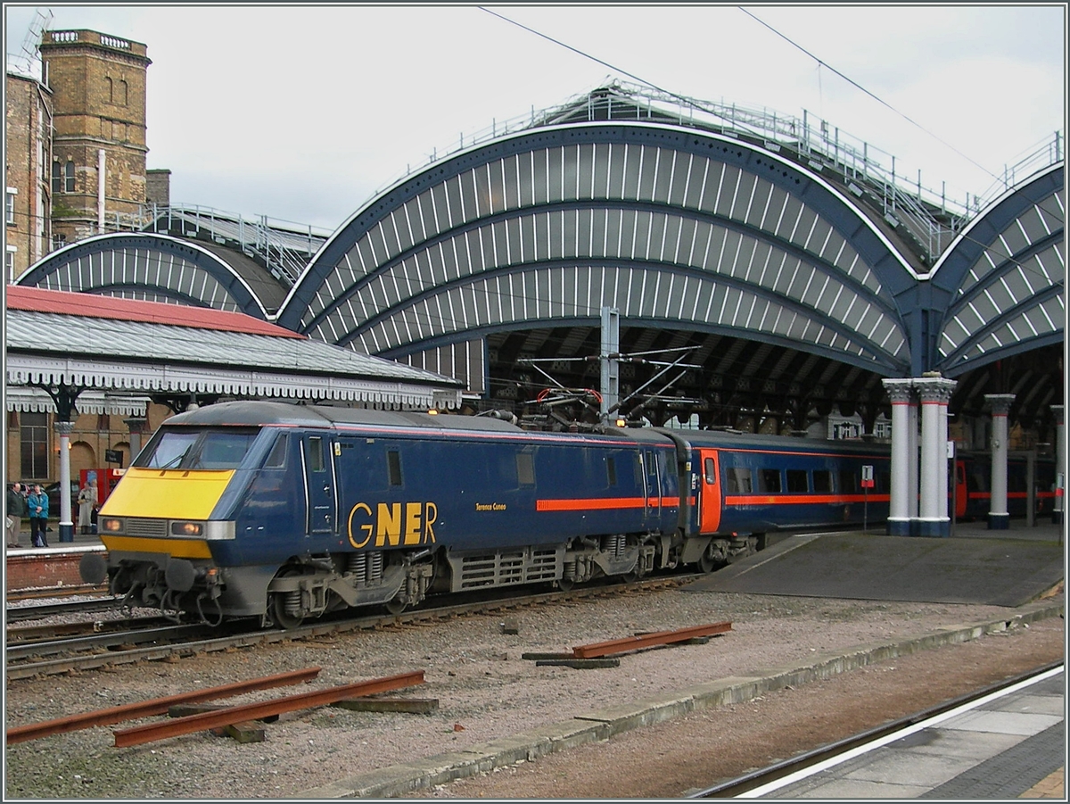 Eine Class 91 E-Lok bei der Ausfahrt in York Richtung Edinburgh.
(1200 Px. Version)
York, den 30. März 2006