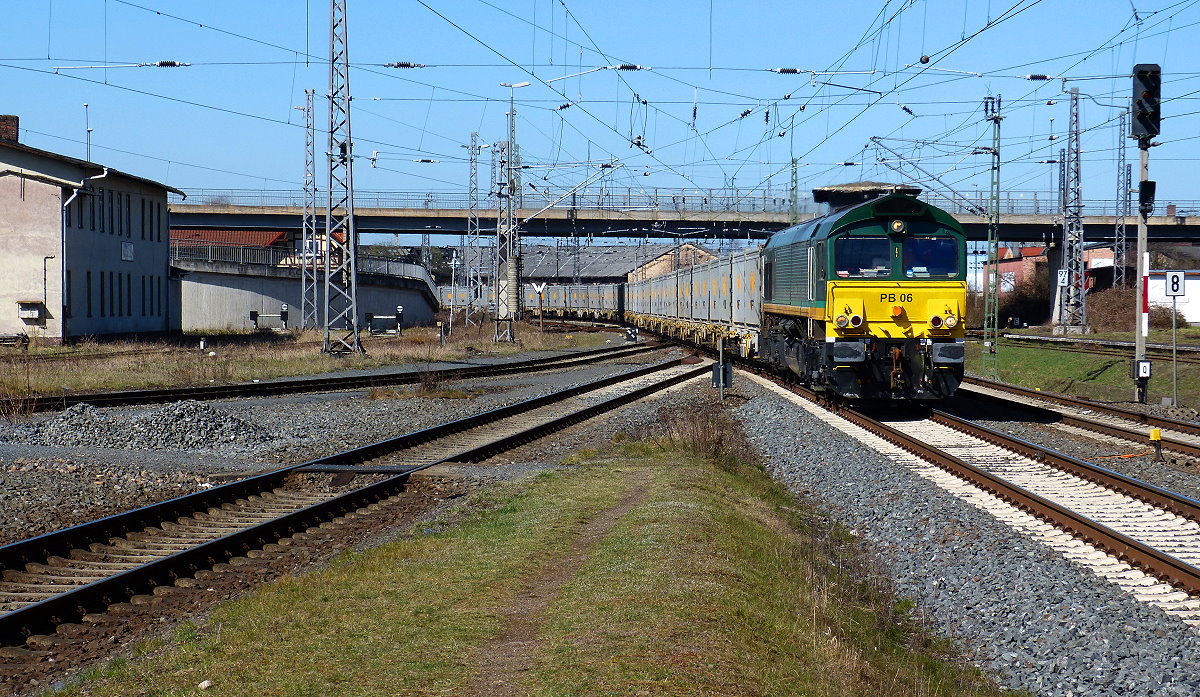 Eine Class BR266 mit einem  Mertz -Containerzug bei der Durchfahrt durch den Bahnhof Nordhausen 06.04.2018