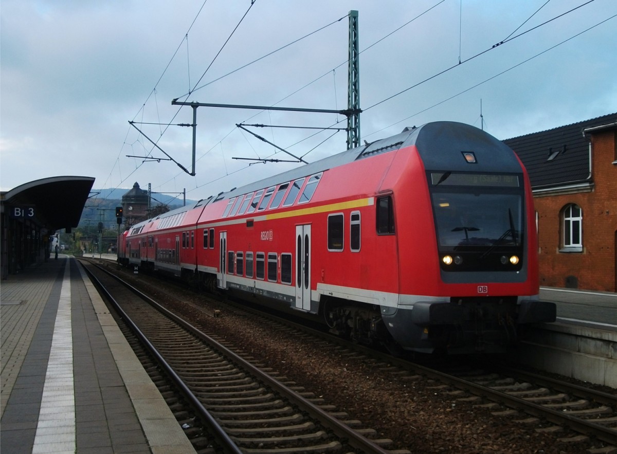 Eine DBuza-Doppelstockgarnitur steht am 13.Oktober 2013 als RB nach Naumburg(Saale)Hbf in Saalfeld.